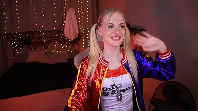 Snapshot of MonicaVelen chatting on 28, 10, 2025 MonicaVelen online show from 28, 10, 2025