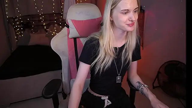 Snapshot of MonicaVelen chatting on 29, 10, 2025 MonicaVelen online show from 29, 10, 2025