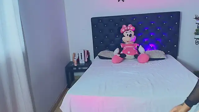 GiannaRoberts online show from 14, 11, 2025