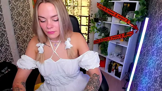 Snapshot of Isabella_Lure chatting on 8, 11, 2025 Isabella Lure online show from 8, 11, 2025