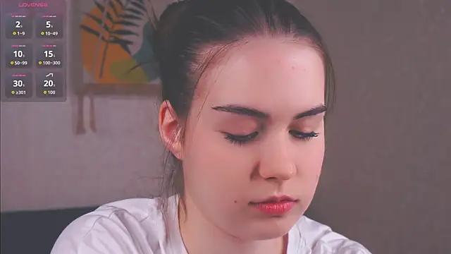 Snapshot of LoreeScialdone chatting on 13, 11, 2025 LoreeScialdone online show from 13, 11, 2025