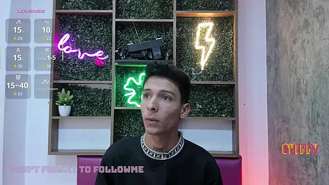 Snapshot of Max_Steell chatting on 30, 10, 2025 Max Steell online show from 30, 10, 2025