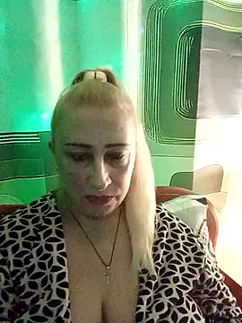 Snapshot of Esenia505 chatting on 21, 12, 2025 Esenia505 online show from 21, 12, 2025