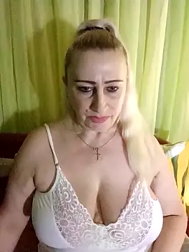 Snapshot of Esenia505 chatting on 1, 2, 2026 Esenia505 online show from 1, 2, 2026