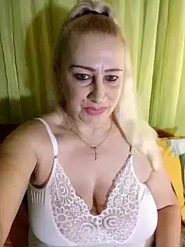 Snapshot of Esenia505 chatting on 3, 2, 2026 Esenia505 online show from 3, 2, 2026