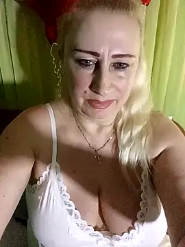 Snapshot of Esenia505 chatting on 16, 2, 2026 Esenia505 online show from 16, 2, 2026