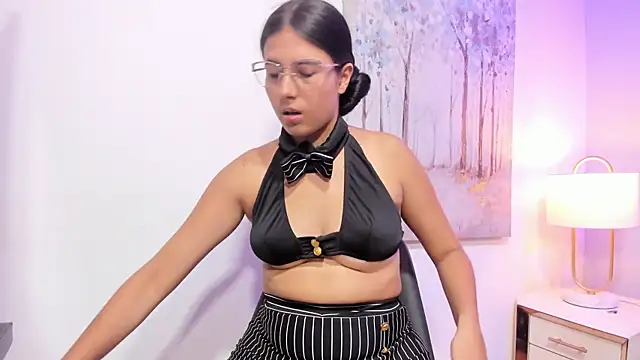 Snapshot of DanniaKross_1 chatting on 5, 11, 2025 DanniaKross 1 online show from 5, 11, 2025