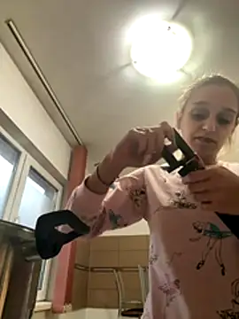 Snapshot of Celinepetit chatting on 29, 10, 2025 Celinepetit online show from 29, 10, 2025