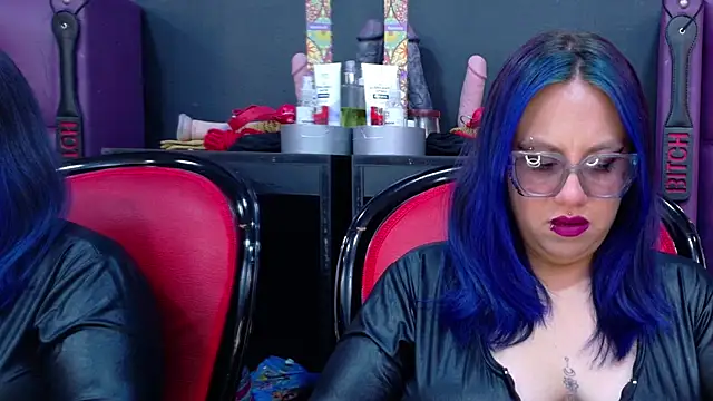 Snapshot of BellaBarness chatting on 4, 11, 2025 BellaBarness online show from 4, 11, 2025