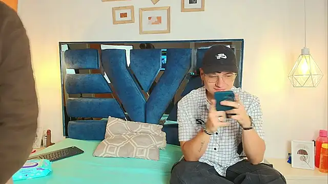 Zoe And Dylan  online show from 19, 2, 2026