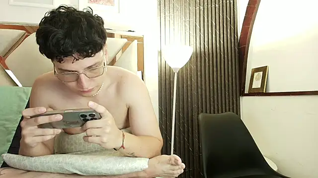 Zoe And Dylan  online show from 22, 7, 2026