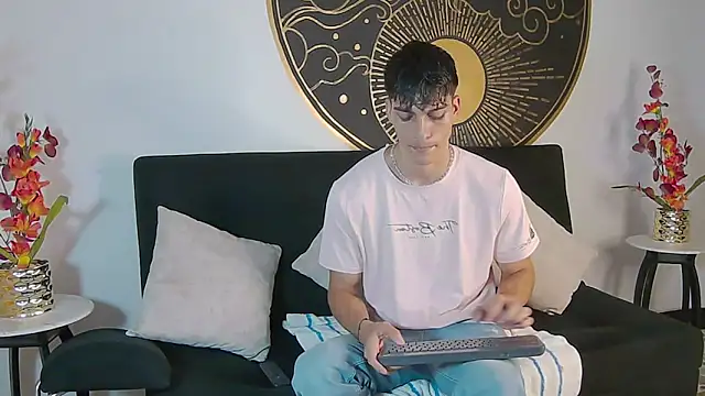 Snapshot of AlessioVitale chatting on 13, 11, 2025 AlessioVitale online show from 13, 11, 2025