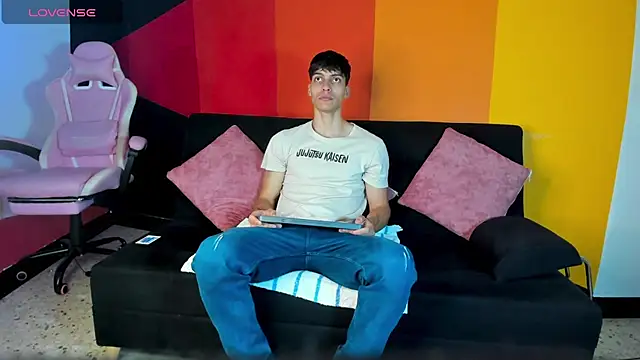 Snapshot of AlessioVitale chatting on 2, 12, 2025 AlessioVitale online show from 2, 12, 2025