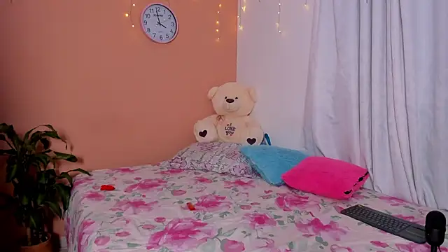 Snapshot of miah_smith123 chatting on 28, 11, 2025 miah smith123 online show from 28, 11, 2025