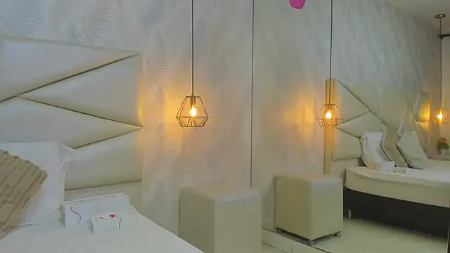 Snapshot of laurettedela_rouse chatting on 14, 11, 2025 laurettedela rouse online show from 14, 11, 2025