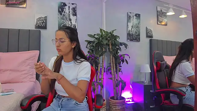 Snapshot of kendra_london chatting on 25, 11, 2025 kendra london online show from 25, 11, 2025