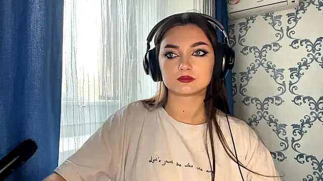 Snapshot of TwotyBright chatting on 14, 11, 2025 TwotyBright online show from 14, 11, 2025