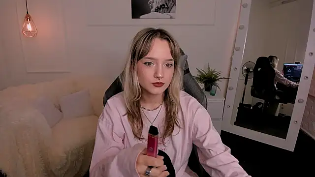 Snapshot of ElsiHill chatting on 2, 11, 2025 ElsiHill online show from 2, 11, 2025