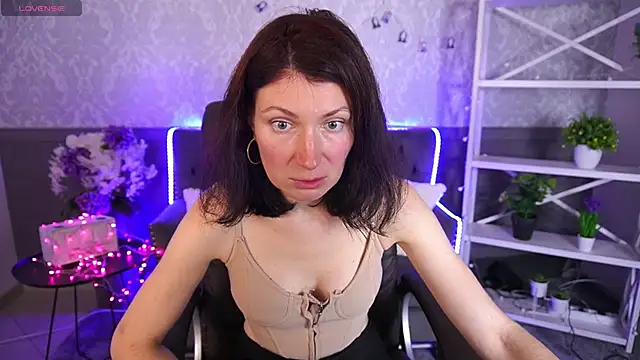 Snapshot of AmiraGoldd chatting on 5, 11, 2025 AmiraGoldd online show from 5, 11, 2025