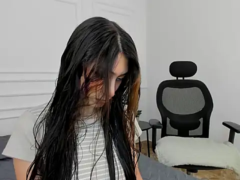 Snapshot of Ana_Muller19 chatting on 4, 11, 2025 Ana Muller19 online show from 4, 11, 2025