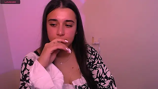 Snapshot of AlinaDoll_ chatting on 4, 11, 2025 AlinaDoll online show from 4, 11, 2025