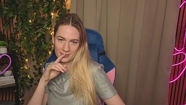 Snapshot of TonyaReid chatting on 13, 12, 2025 TonyaReid online show from 13, 12, 2025