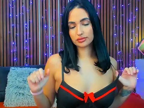 Snapshot of CamillaParis25 chatting on 26, 11, 2025 CamillaParis25 online show from 26, 11, 2025