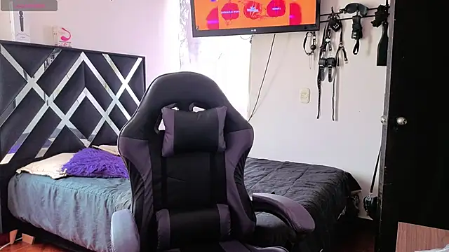 Snapshot of Zooee_01 chatting on 4, 12, 2025 Zooee 01 online show from 4, 12, 2025