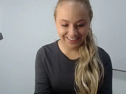 Snapshot of Sherly_mon chatting on 5, 11, 2025 Sherly mon online show from 5, 11, 2025