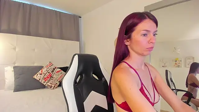 Snapshot of Emi_Rosee chatting on 18, 12, 2025 Emi Rosee online show from 18, 12, 2025