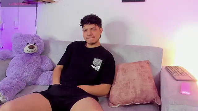 Snapshot of MidNightTouch-21 chatting on 8, 11, 2025 MidNightTouch-21 online show from 8, 11, 2025