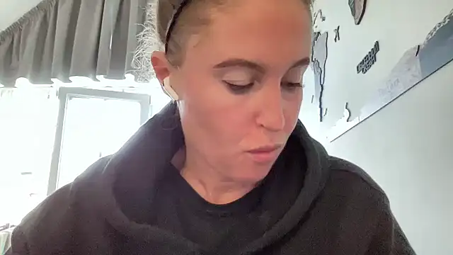 Snapshot of Ameli8 chatting on 8, 11, 2025 Ameli8 online show from 8, 11, 2025