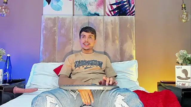 Snapshot of NicolasRey1 chatting on 18, 11, 2025 NicolasRey1 online show from 18, 11, 2025