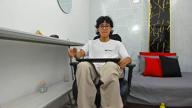 Snapshot of Zoro_V chatting on 11, 11, 2025 Zoro V online show from 11, 11, 2025