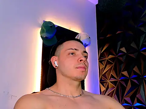 Snapshot of Maxwell_Dupont chatting on 13, 11, 2025 Maxwell Dupont online show from 13, 11, 2025