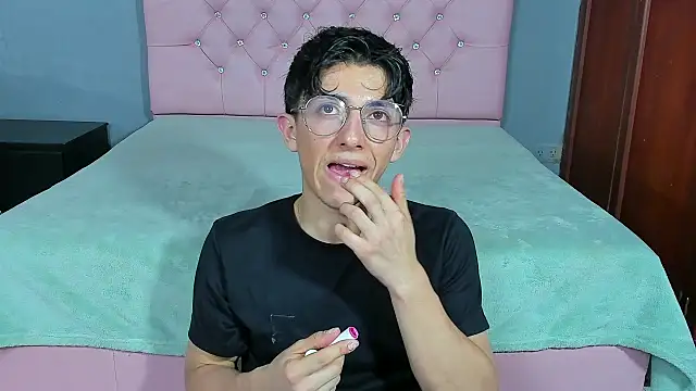 ElanGiraldo online show from 5, 1, 2026