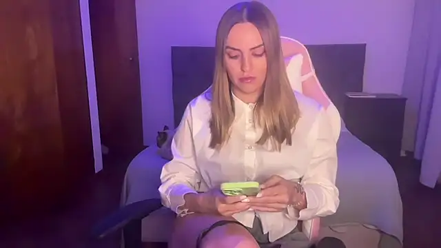 Snapshot of MiaGlows chatting on 25, 11, 2025 MiaGlows online show from 25, 11, 2025