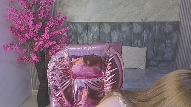 Snapshot of Dafne_moon_s chatting on 12, 11, 2025 Dafne moon s online show from 12, 11, 2025