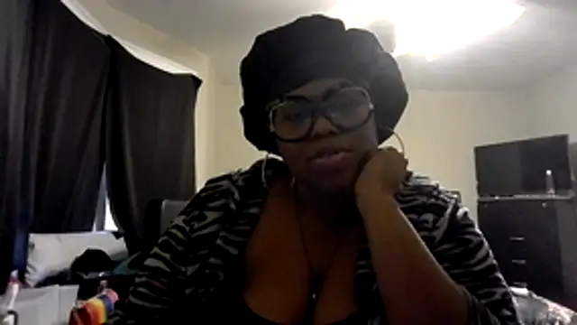 Snapshot of ThickkMadamm chatting on 13, 11, 2025 ThickkMadamm online show from 13, 11, 2025