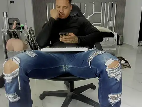 Snapshot of master_leather chatting on 30, 6, 2026 master leather online show from 30, 6, 2026