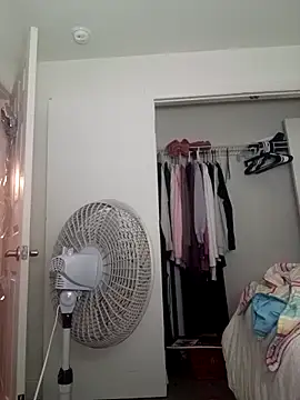 Gummiebear1230 online show from 4, 12, 2025