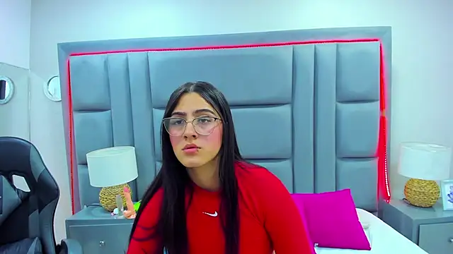 Snapshot of LuisaFranco chatting on 25, 11, 2025 LuisaFranco online show from 25, 11, 2025