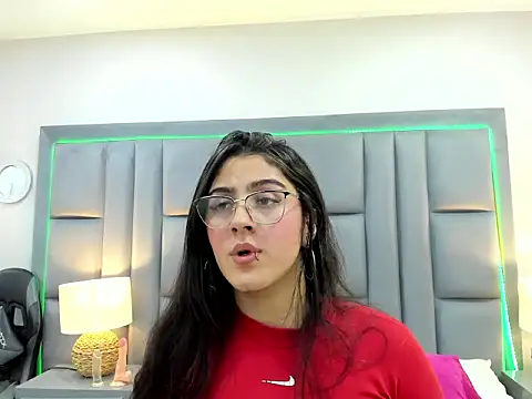 Snapshot of LuisaFranco chatting on 30, 11, 2025 LuisaFranco online show from 30, 11, 2025