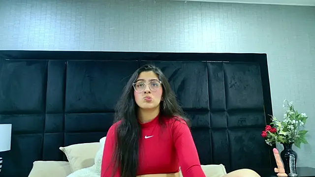 Snapshot of LuisaFranco chatting on 5, 12, 2025 LuisaFranco online show from 5, 12, 2025