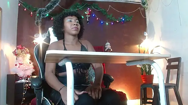 Snapshot of Mila-Crox chatting on 13, 11, 2025 Mila-Crox online show from 13, 11, 2025