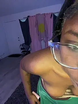 Snapshot of Mistresslucyxxx chatting on 17, 11, 2025 Mistresslucyxxx online show from 17, 11, 2025