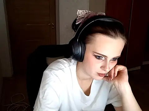 LouiseMarengo online show from 25, 11, 2025