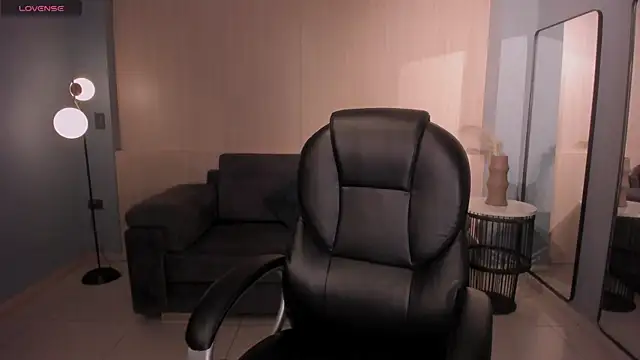 Snapshot of HaileyRoss_ chatting on 8, 7, 2026 HaileyRoss online show from 8, 7, 2026