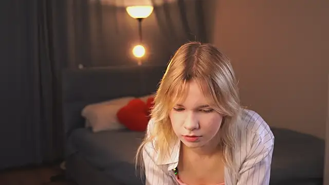 Snapshot of PhillisEsplin chatting on 28, 11, 2025 PhillisEsplin online show from 28, 11, 2025