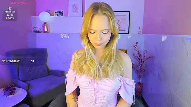 lucy loy online show from 25, 11, 2025